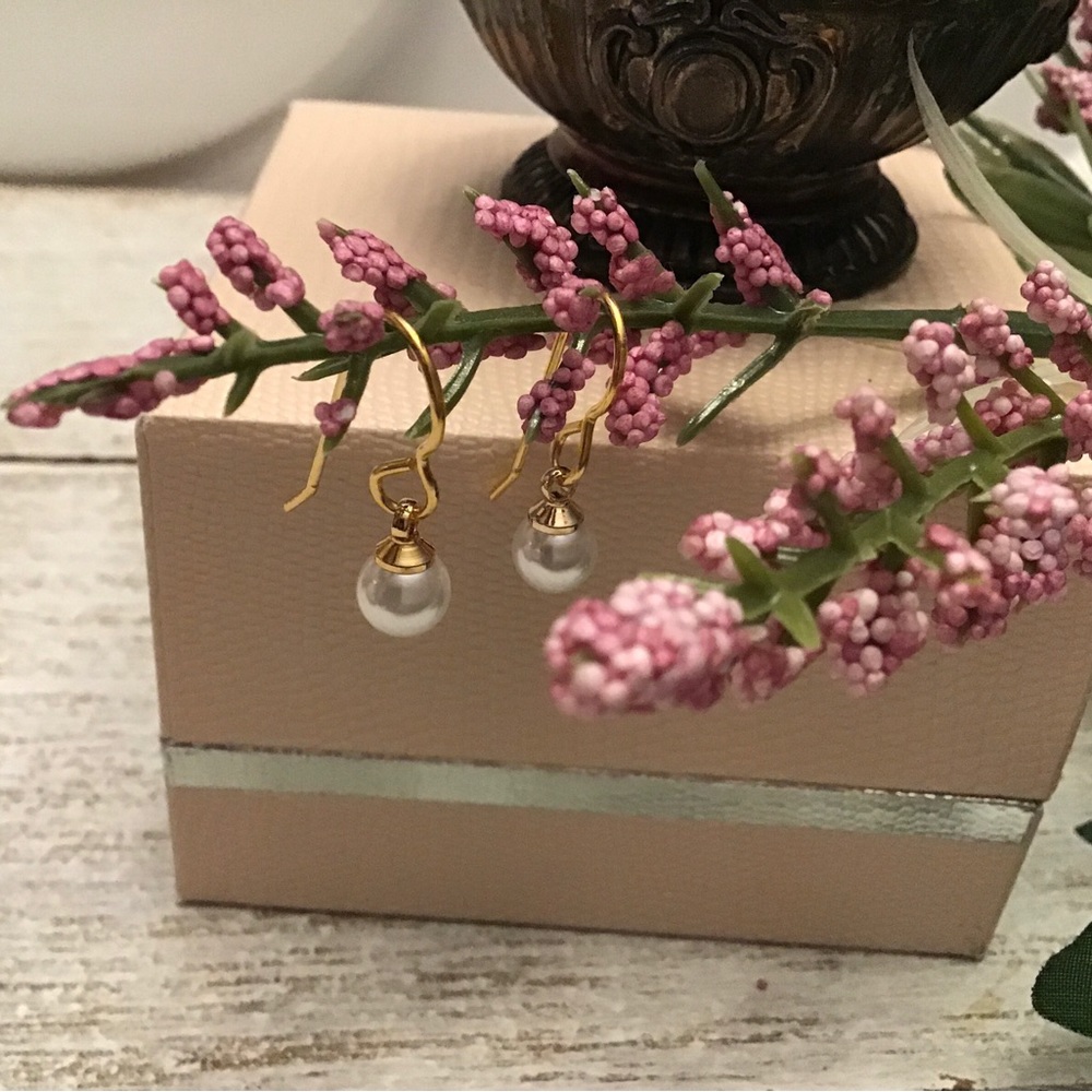 Dangle Pearl Earrings 🌸[2/$30.00]🌸